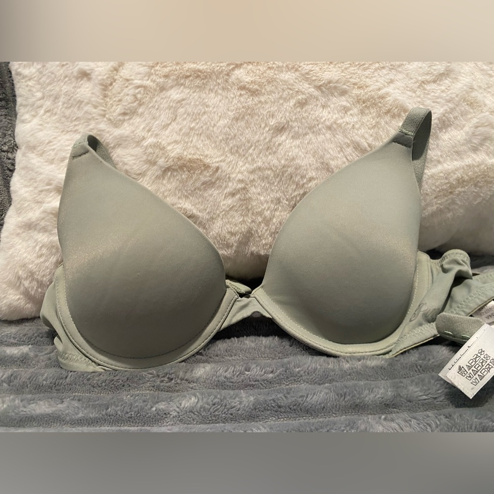 Victoria's Secret Bra in Soft Green